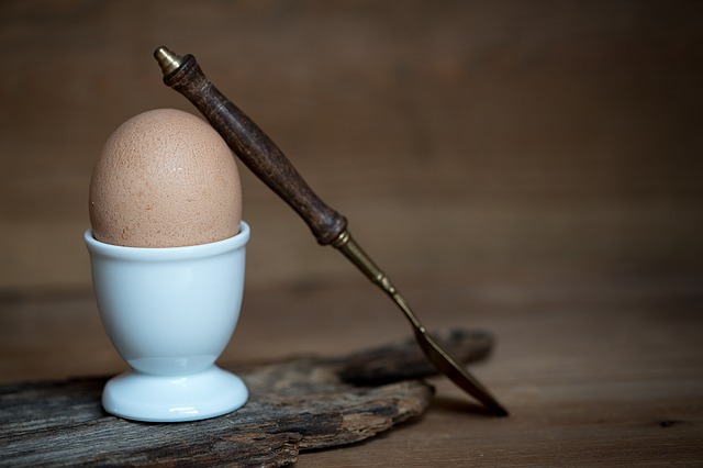 Eierbecher mit Ei