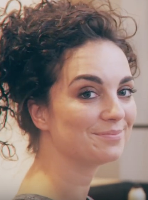 Frau Locken hochgesteckt
