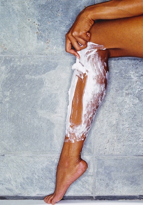 Beine rasieren Frau