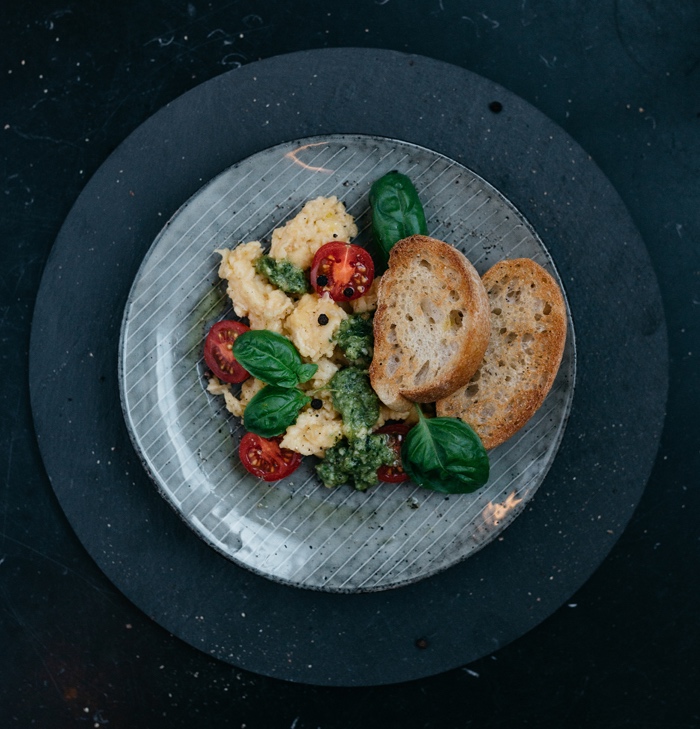 Rührei mit Wildkräuterpesto und Tomaten