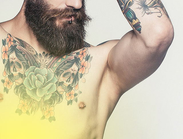 Tattoo auf Brust mit Bart und rasierte Achsel
