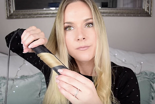 Video einer Blondine, die sich Locken mit einem Haarglätter macht