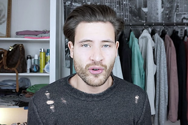 Video Mann mit braunen Haaren und Bart sitz vor seinem Kleiderschrank 