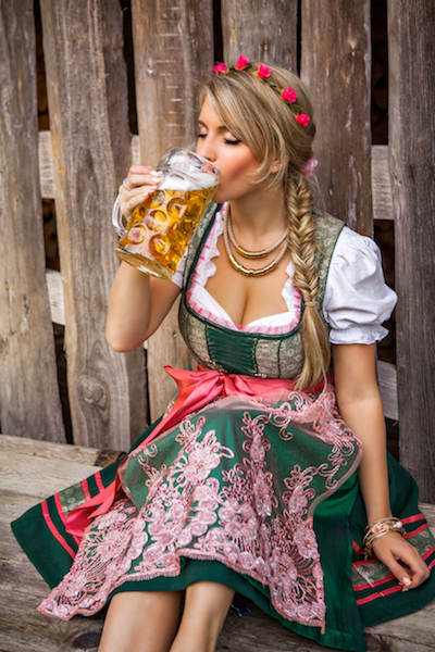 Wiesn woman dirndl